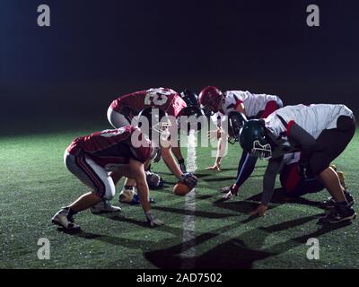 American Football Spieler sind bereit zum Start Stockfoto