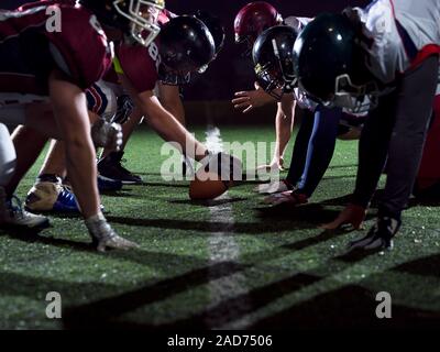 American Football Spieler sind bereit zum Start Stockfoto