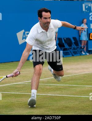 Jimmy Carr, die in einer liebe Tennis Turnier im Tennis club Queen's in London mit Andrew Murray, Michael Mcintyre, Boris Johnson Jonathan Ross und Sir Richard Branson im Namen der Ross Hutchins und Royal Marsden Krebs Liebe in 2013. Stockfoto