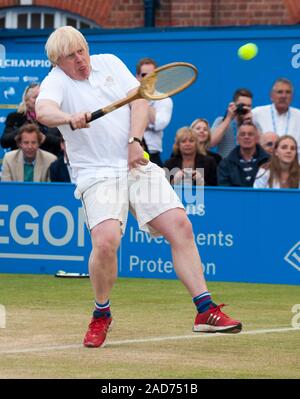 Boris Johnson, die in einer liebe Tennis Turnier im Tennis club Queen's in London mit Andrew Murray, Michael Mcintyre, Jimmy Carr, Jonathan Ross und Sir Richard Branson im Namen der Ross Hutchins und Royal Marsden Krebs Liebe in 2013. Stockfoto