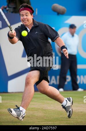 Michael Mcintyre, die in einer liebe Tennis Turnier im Tennis club Queen's in London mit Andrew Murray, Boris Johnson, Jimmy Carr, Jonathan Ross und Sir Richard Branson im Namen der Ross Hutchins und Royal Marsden Krebs Liebe in 2013. Stockfoto