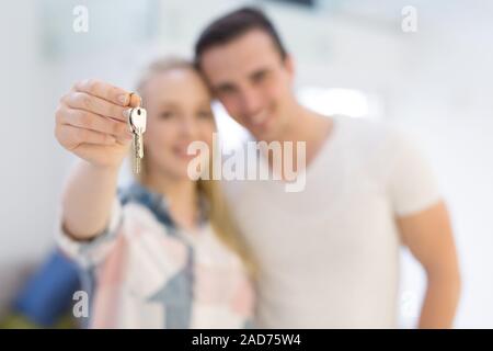 Paare, die einen Schlüssel für Ihr neues Haus Stockfoto