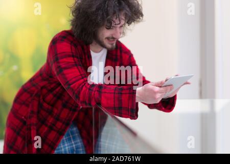 Junge Freiberufler mit Tablet-PC Stockfoto