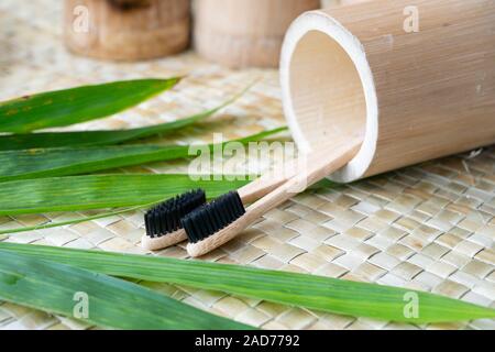 Biologisch abbaubar ungiftig Zahnbürsten aus Bambus in den Philippinen. Stockfoto