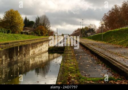 Das Wasser hang Montech am Canal lateral in Richtung des oberen Schlosses. Stockfoto