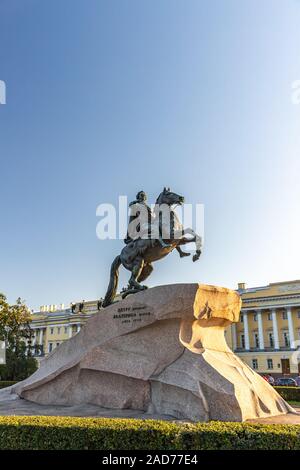 Denkmal Peter des Großen, der Bronzene Reiter, in Sankt Petersburg, Russland. Inschrift unter der Statue übersetzt in Englisch, Katharina die Zweite Stockfoto