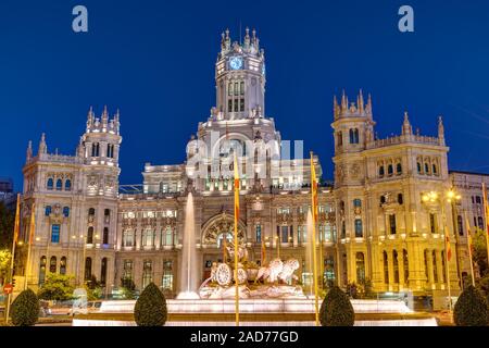 Plaza de Cibeles in Madrid mit dem Palast der Kommunikation bei Nacht Stockfoto