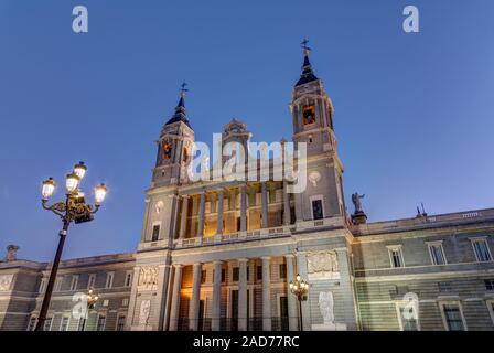 Die berühmte Kathedrale Almudena von Madrid in der Dämmerung Stockfoto