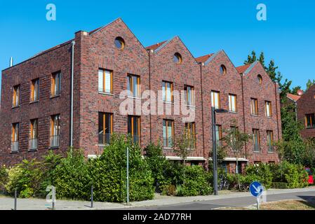 Reihe Häuser aus rotem Backstein in Berlin gesehen, Deutschland Stockfoto