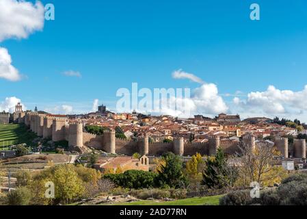 Anzeigen von Avila in Spanien mit der berühmten Stadt an der Wand Stockfoto