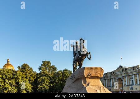 Denkmal Peter des Großen, der Bronzene Reiter, in Sankt Petersburg, Russland. Inschrift unter der Statue übersetzt in Englisch, Katharina die Zweite Stockfoto