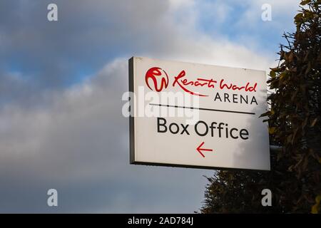 BIRMINGHAM, ENGLAND - Dezember 2019: Zeichen zeigt den Besuchern den Weg in die Kasse des Resorts World Arena, einen konzertsaal am Birmingham NEC Stockfoto