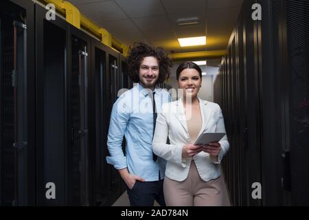 Ingenieur zeigt Arbeiten Data Center Server Zimmer für weibliche Chief Stockfoto