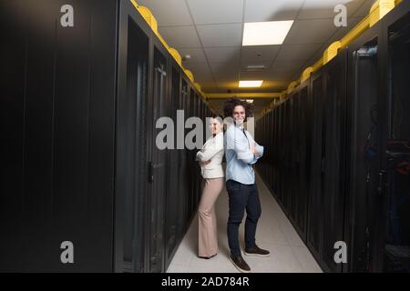 Ingenieur zeigt Arbeiten Data Center Server Zimmer für weibliche Chief Stockfoto