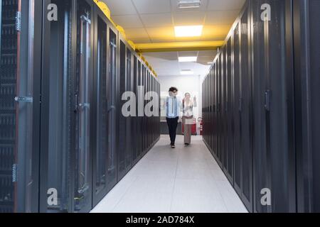 Ingenieur zeigt Arbeiten Data Center Server Zimmer für weibliche Chief Stockfoto