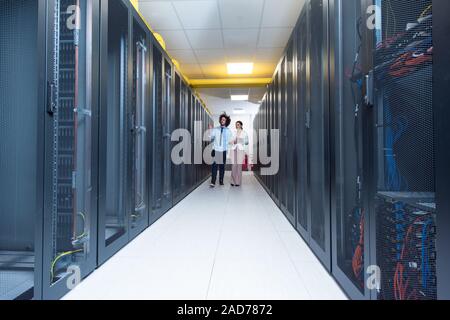 Ingenieur zeigt Arbeiten Data Center Server Zimmer für weibliche Chief Stockfoto