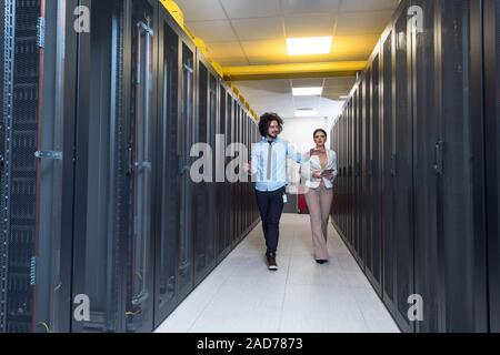 Ingenieur zeigt Arbeiten Data Center Server Zimmer für weibliche Chief Stockfoto