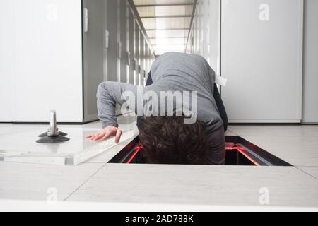 Ingenieur Anschlussleitungen im Server Raum Stockfoto