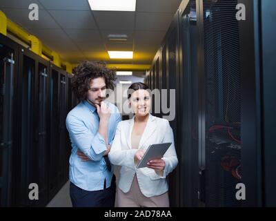 Ingenieur zeigt Arbeiten Data Center Server Zimmer für weibliche Chief Stockfoto