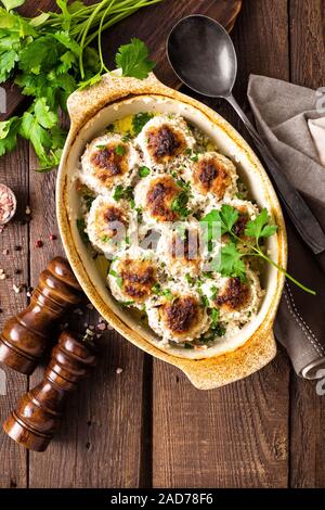 Fleischbällchen gebacken in Sauerrahm Stockfoto