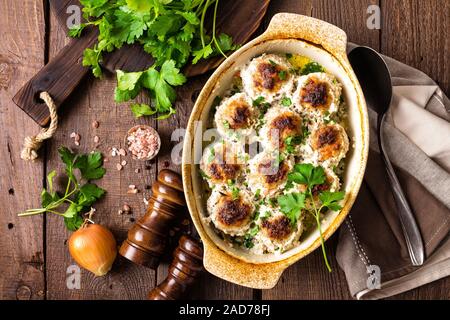 Fleischbällchen gebacken in Sauerrahm Stockfoto