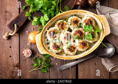Fleischbällchen gebacken in Sauerrahm Stockfoto