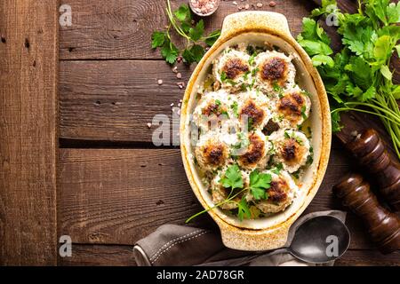 Fleischbällchen gebacken in Sauerrahm Stockfoto