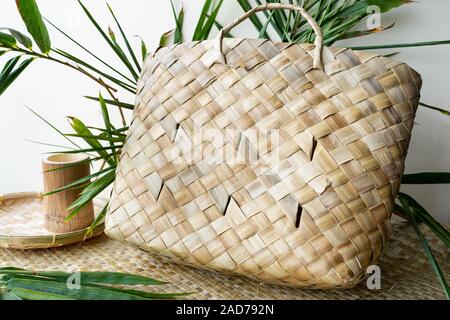 Einen handgefertigten gewebten Beutel in den Philippinen aus dem Buri Palm, wissenschaftlicher Name Corypha elata Roxb. Stockfoto