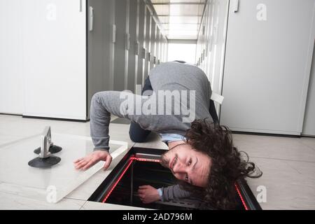 Ingenieur Anschlussleitungen im Server Raum Stockfoto