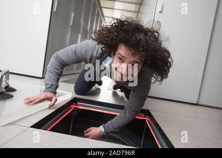 Ingenieur Anschlussleitungen im Server Raum Stockfoto