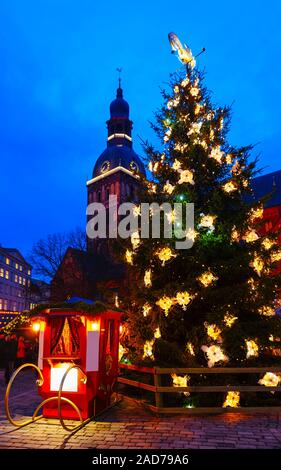 Weihnachtsbaum im Rigaer Dom Domplatz winter Riga reflex Stockfoto