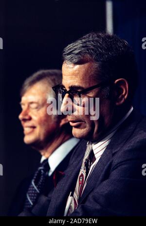 Harold Brown, geboren am 19. September 1927, ein amerikanischer Wissenschaftler, war US-Verteidigungsminister von 1977 bis 1981 im Kabinett von Präsident Jimmy Carter. Zuvor hatte er in der Lyndon Johnson Administration als Direktor für Forschung und Technik und Sekretär der Luftwaffe. Während Staatssekretär für Verteidigung, er bestand in der Schaffung der Grundlagen für die Camp David Abkommen. Er nahm Teil an der strategischen Waffen Verhandlungen mit der Sowjetunion und unterstützt, erfolglos, die Ratifizierung des SALT-II-Vertrag. Er sprach sich fuer eine Entspannungspolitik gegenüber der Sowjetunion. Stockfoto