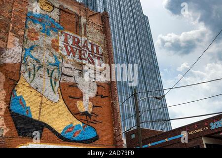 Nashville, Tennessee, USA - 26. Juni 2014: Detail einer Gebäudewand mit einem Cowboy-stiefel, in der Innenstadt der Stadt Nashville, Tennessee. Stockfoto