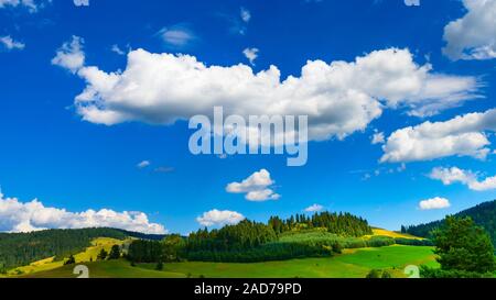 Schöne Landschaft mit herrlichen cloudscape über die Hügel von Pieniny Stockfoto