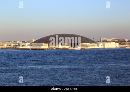 Louvre Abu Dhabi, Museum für Moderne Kunst mit Kuppeldach am Persischen Golf Stockfoto