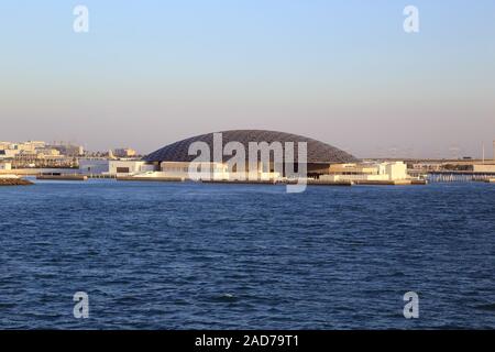 Louvre Abu Dhabi, Museum für Moderne Kunst mit Kuppeldach am Persischen Golf Stockfoto