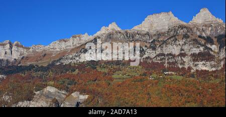 Walenstadt Dorf und Berge der Churfirsten. Bunten Herbst Wald. Die schöne Landschaft in der Schweiz. Stockfoto