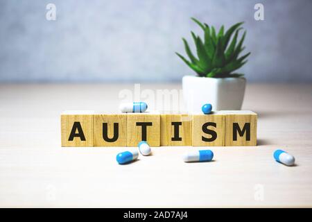 Autismus - Wort aus Holzklötzen mit Buchstaben, Autismus Spektrum Störungen ASD Konzept. medical Business Konzept, Hintergrund.. Healthcare konzeptionelle für Stockfoto