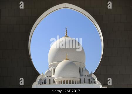 Abu Dhabi, Sheikh Zayed Moschee, Kuppeln und Bögen Stockfoto