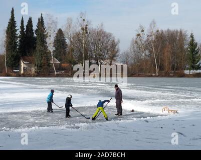 Eishockey im Winter Sport auf einem zugefrorenen See Stockfoto