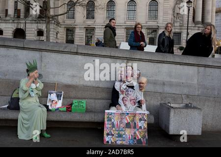 Als US-Präsident Donald Trump Besuch in London für das 75-jährige Jubiläum der NATO, und eine Woche vor der UK's geht an den Abstimmungen für die allgemeinen Wahlen, anti-Trump Demonstranten versammeln sich in Trafalgar Square vor bis zum Buckingham Palace, wo die Königin war Trumpf bei einem Empfang zu bewirten, während er weiterhin zu behaupten, dass die uns nicht daran interessiert ist, den Verkauf des britischen NHS (National Health Service), am 3. Dezember 2019 in London, England marschieren. Stockfoto