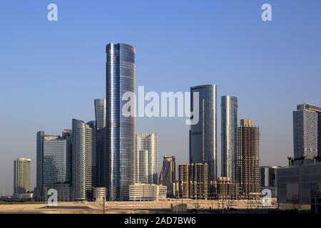 Abu Dhabi, Skyline in der Stadt der Lichter mit Addax Office Tower Stockfoto