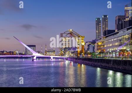 Puerto Madero und die Puente de La Mujer in Buenos Aires, Argentinien, nach Sonnenuntergang Stockfoto