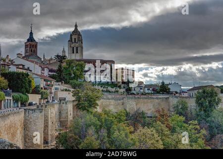 Dunkle Wolken über die Kathedrale von Segovia in Spanien Stockfoto