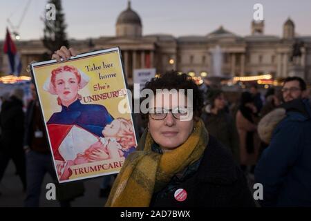 Als US-Präsident Donald Trump Besuch in London für das 75-jährige Jubiläum der NATO, und eine Woche vor der UK's geht an den Abstimmungen für die allgemeinen Wahlen, anti-Trump Demonstranten versammeln sich in Trafalgar Square vor bis zum Buckingham Palace, wo die Königin war Trumpf bei einem Empfang zu bewirten, während er weiterhin zu behaupten, dass die uns nicht daran interessiert ist, den Verkauf des britischen NHS (National Health Service), am 3. Dezember 2019 in London, England marschieren. Stockfoto