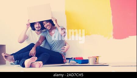 Jungen multiethnischen Paar spielen mit Kartons Stockfoto