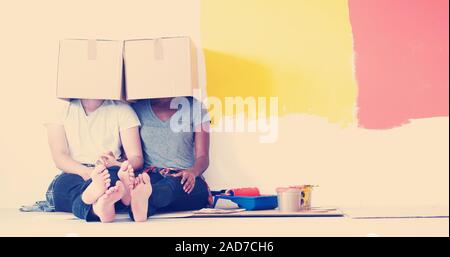 Jungen multiethnischen Paar spielen mit Kartons Stockfoto