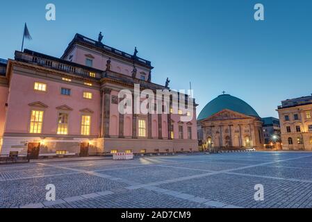 Der Staatsoper Berlin und St. Hedwigs Kathedrale in der Morgendämmerung Stockfoto