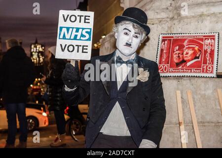 London, Großbritannien. 03 Dez, 2019. Stoppt den Krieg gegen Trump Protest organisieren und mit NHS Unterstützer- und pro-kurdischen andti Türkei Demonstranten. Trump ist aufgrund des NATO-Gipfels in Großbritannien zu besuchen. Der Protest begann in Trafalgar Square und Buckingham Palace, London geleitet. Credit: Guy Bell/Alamy leben Nachrichten Stockfoto