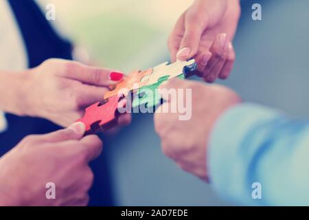 Gruppe von Geschäftsleuten zusammensetzen Puzzle Stockfoto